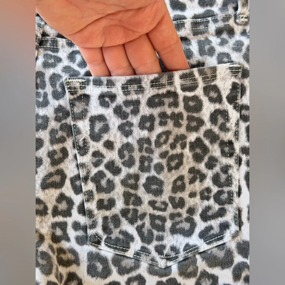 GOOD AMERICAN Animal Print Black/White Shorts 4/27 preowned - Picture 11 of 16